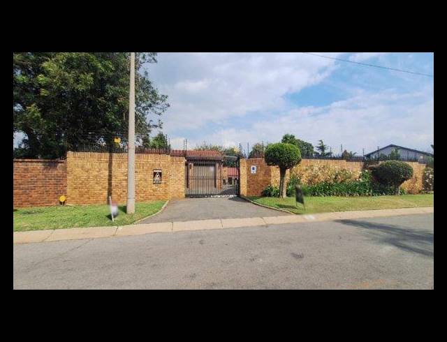 5 BEDROOM HOUSE FOR SALE IN CONSTANTIA KLOOF